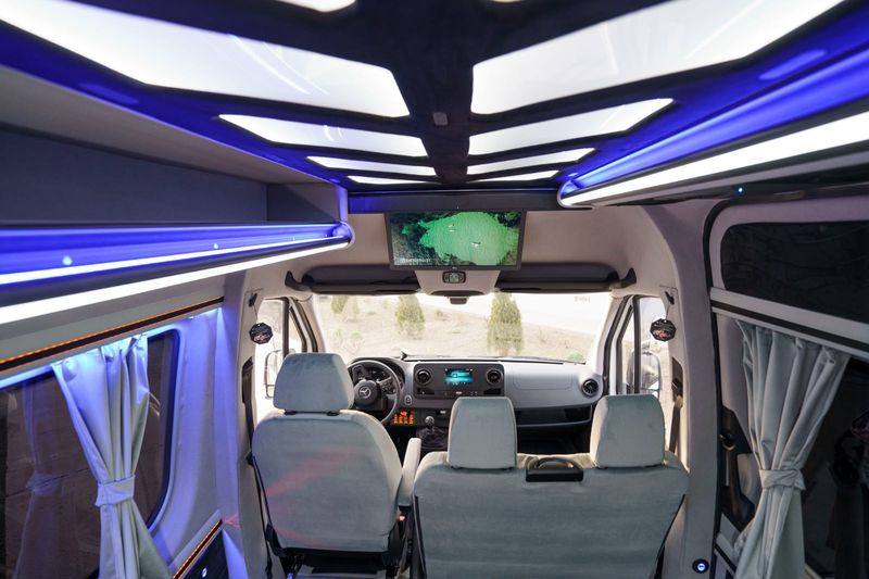 Interiorul microbuzului, privit dinspre spate către bord