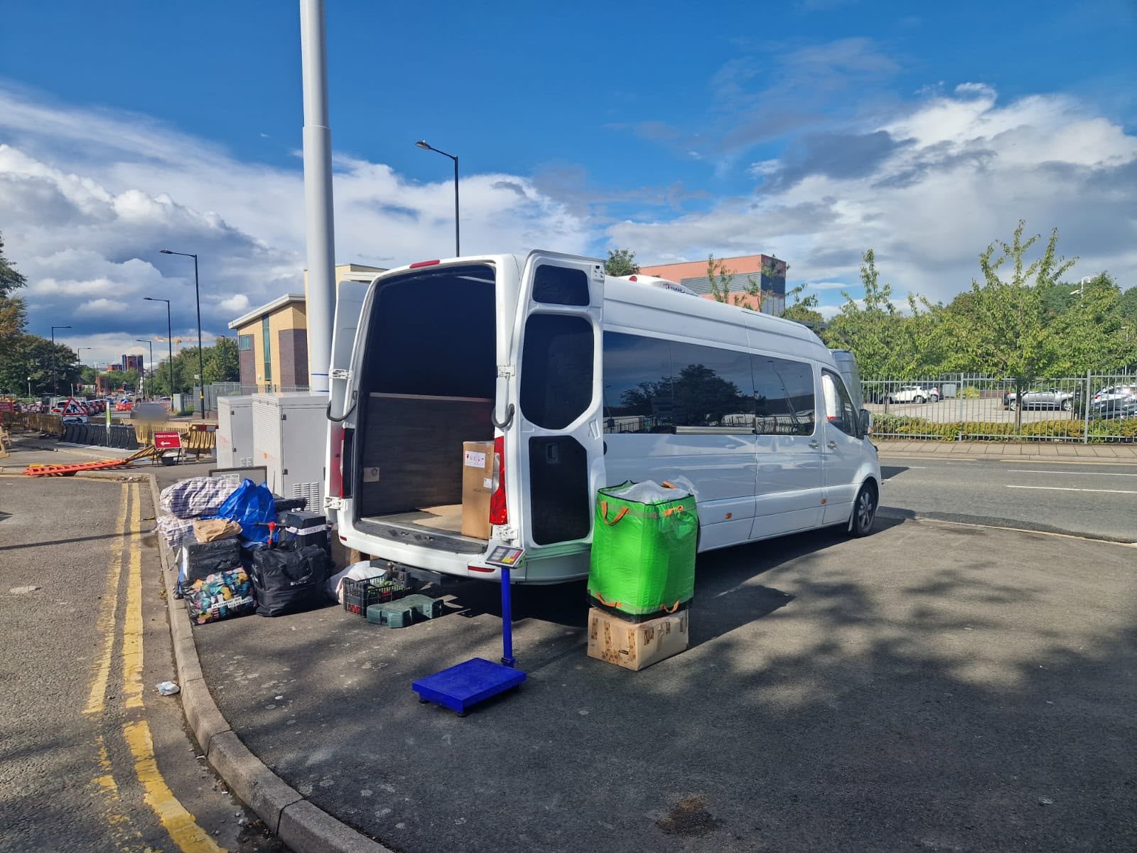 Microbuz cu ușile deschise, încărcat cu colete, în timpul livrărilor din Marea Britanie